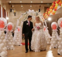 thumbs_belie-korallovie-shari-na-svadbe Украшение свадебного зала шарами: самые оригинальные идеи!