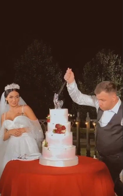 Молодожены разрезали свадебный торт