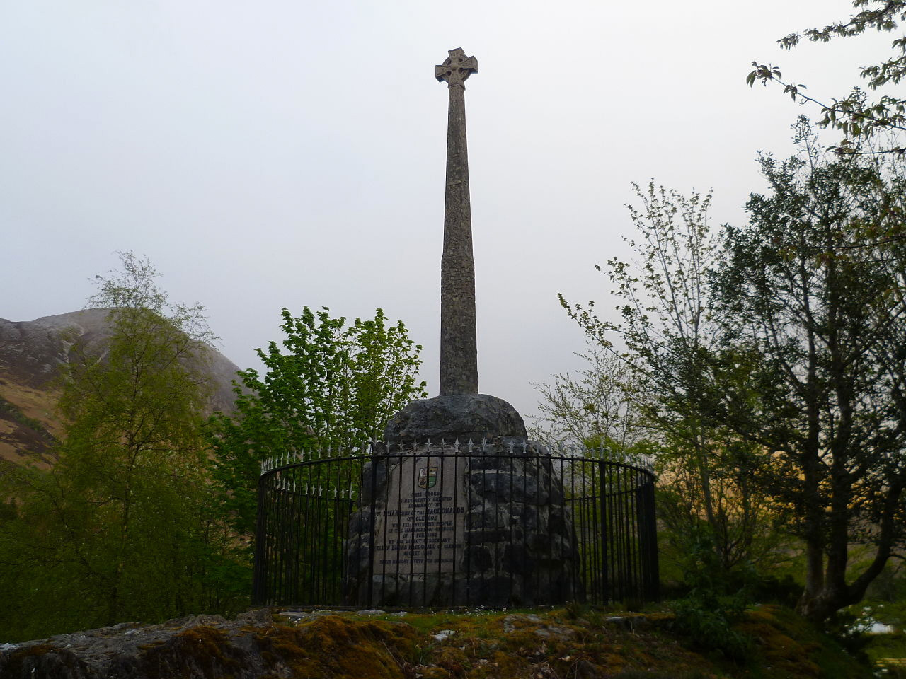 Памятник жертвам резни в Гленко. Фото: © Википедия