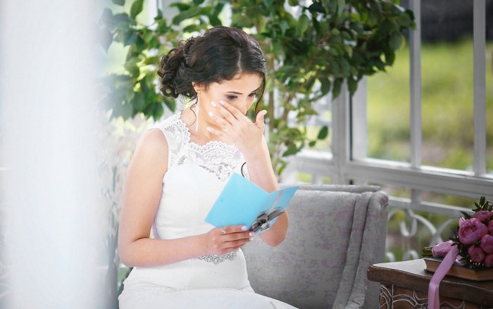 Невеста читает письмо от жениха