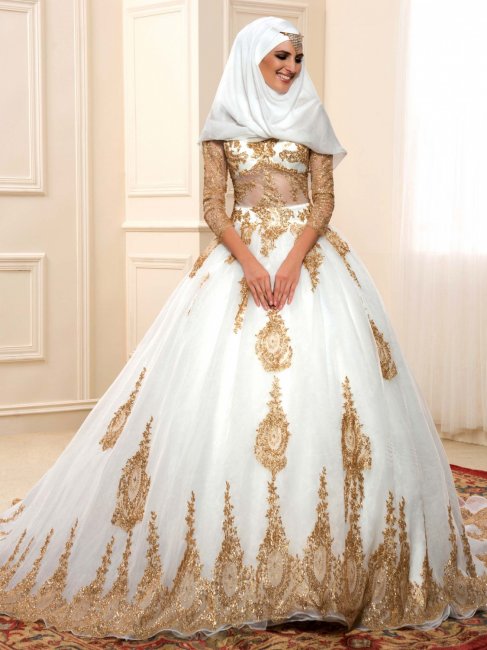 Свадебное платье белого цвета с украшением