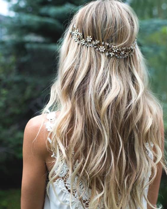 loose-blonde-curly-wedding-hairstyle-2019-min