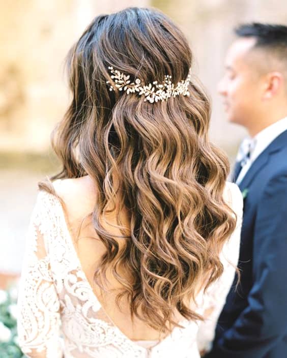 loose-curly-wedding-hairstyles-min